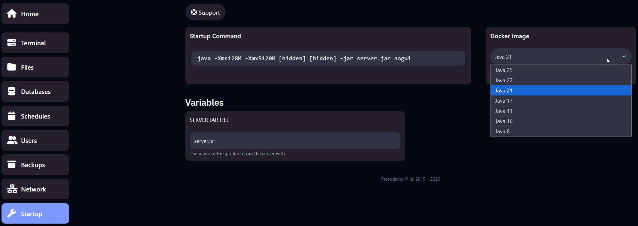Pterodactyl panel: Startup tab met Docker Image dropdown open, Java 25 bovenaan de lijst zichtbaar